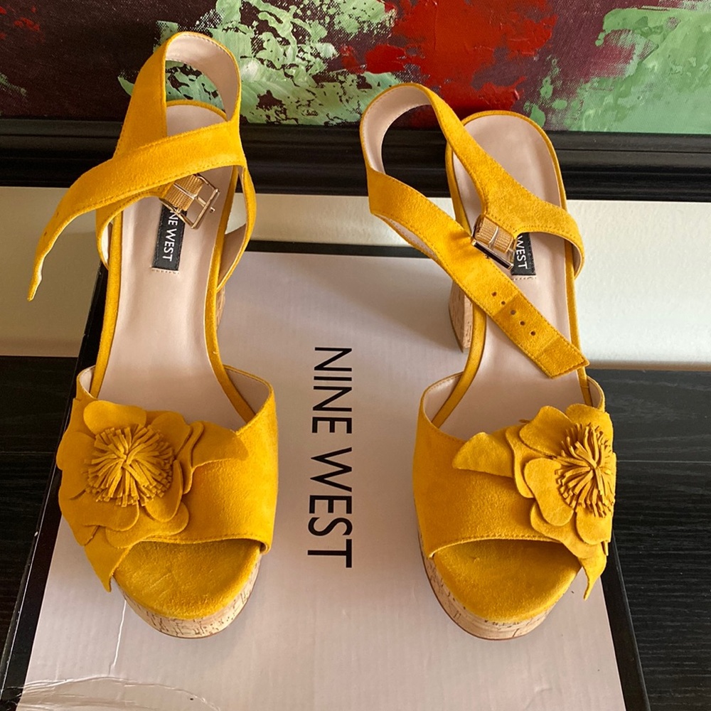 Nine West Yellow Flower Suede Sandal 4 1/2 inch heel Size 10